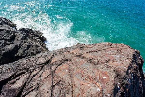 Mar rochoso com ondas espumosas esmagadoras — Fotografia de Stock