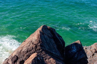 Kristal berrak sularıyla Avustralya kıyı şeridi kayalık