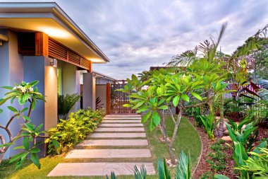 Lüks arka bahçesi, dinlenme yeri olan bir bahçe.