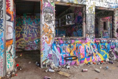 Eski ve terk edilmiş bir binanın içinde.