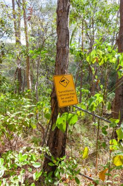 Parktaki güvenlik kameraları hakkında uyarı işareti