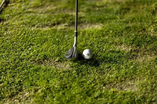 Golfboll på grönt gräs redo att slås — Stockfoto