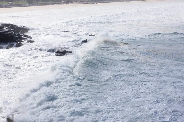 岩の上で嵐の波がクラッシュすると ボンディオーストラリア オーストラリア シドニーのボンディビーチでの私の海 太平洋の海岸線での新鮮な風と水しぶき — ストック写真