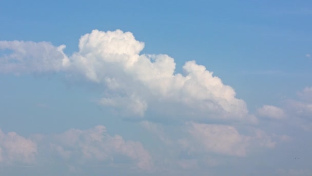 Голубое небо с белыми облаками — стоковое видео