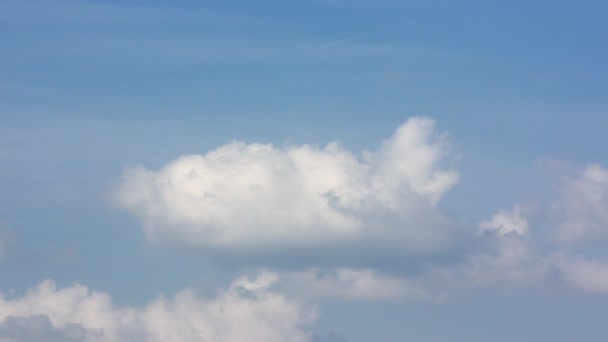 Ciel bleu avec des nuages blancs — Video