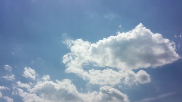 Céu azul com nuvens brancas — Vídeo de Stock