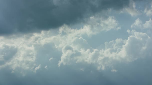 Голубое небо с белыми облаками — стоковое видео