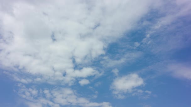 Céu azul com nuvens brancas — Vídeo de Stock