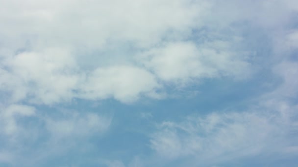 Cielo azul con nubes blancas — Vídeo de stock