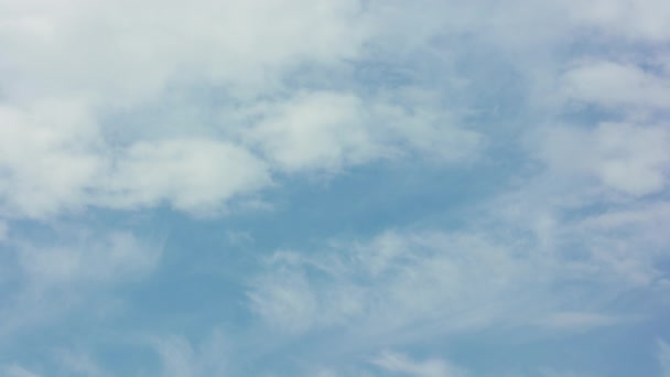 Céu azul com nuvens brancas — Vídeo de Stock