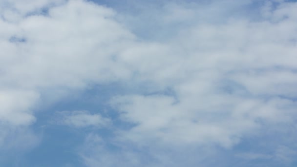 Céu azul com nuvens brancas — Vídeo de Stock