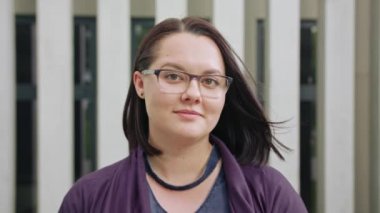 Açık havada gülümseyen genç bayan