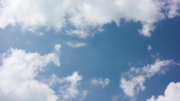 Blauer Himmel mit weißen Wolken — Stockvideo