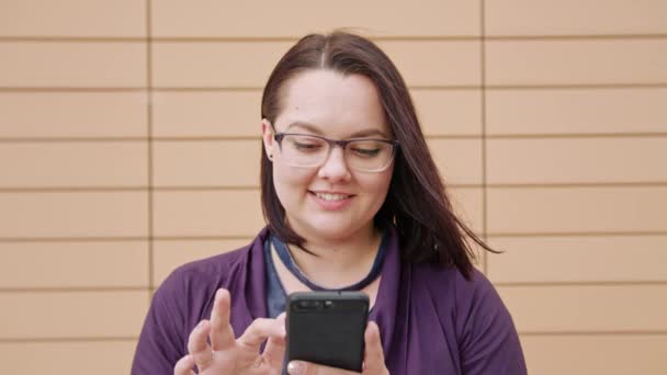 Jovem senhora usando óculos usando telefone — Vídeo de Stock