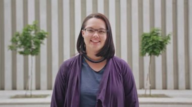 Açık havada gülümseyen genç bayan