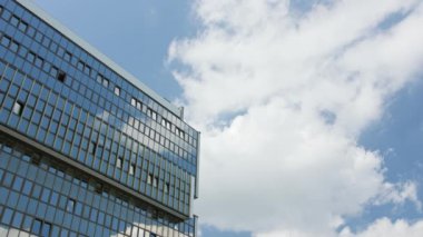 Beyaz bulutların üzerinde bir Modern bina ile mavi gökyüzü