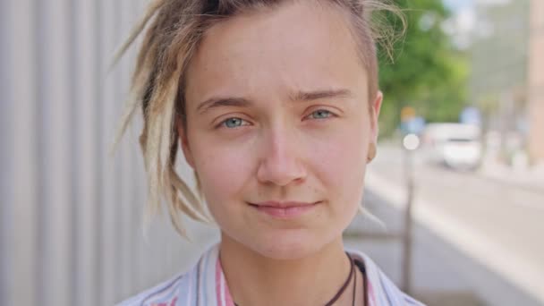 Jovem com penteado moderno sorrindo ao ar livre — Vídeo de Stock