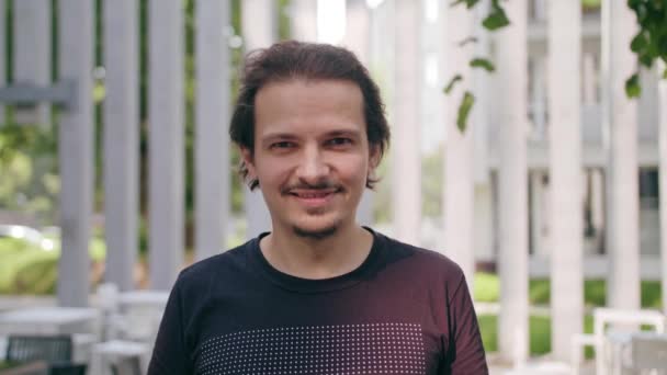 Joven sonriendo al aire libre — Vídeos de Stock