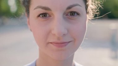 Genç bir bayanın yüzü açık havada Close-up