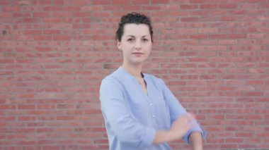 Genç bayan bir tuğla duvar arka planda poz