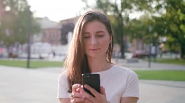 Genç Bayan kasabada telefon kullanma