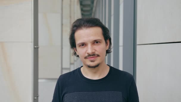 Joven sonriendo al aire libre — Vídeos de Stock