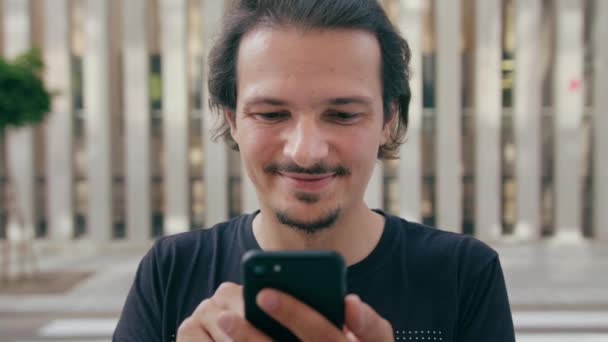 Giovane uomo che utilizza il telefono all'aperto — Video Stock