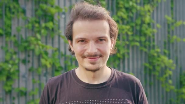 Joven sonriendo al aire libre — Vídeos de Stock