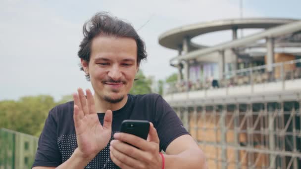 Jovem usando telefone ao ar livre — Vídeo de Stock