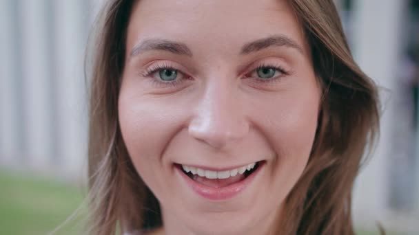 Joven dama sonriendo al aire libre — Vídeos de Stock