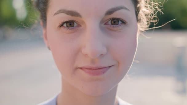 Närbild av en unga Ladys ansikte utomhus — Stockvideo