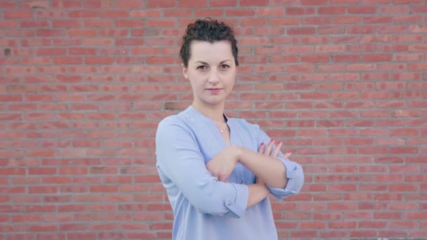 Young Lady Posing melawan Brick Wall Background — Stok Video