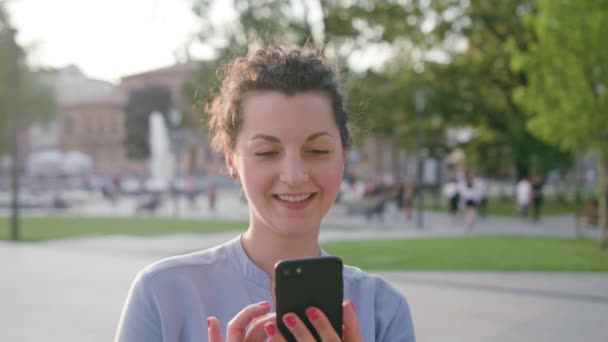 Joven dama usando el teléfono en la ciudad — Vídeos de Stock