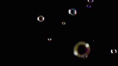 sabun köpükleri siyah arkaplanda