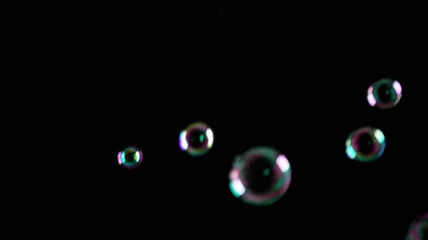 Zeepbellen op zwarte achtergrond — Stockfoto