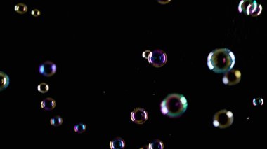 sabun köpükleri siyah arkaplanda