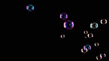 sabun köpükleri siyah arkaplanda