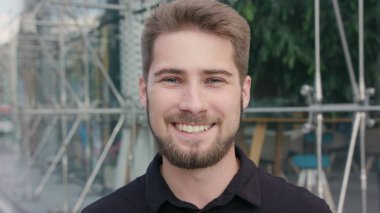 Şehirdeki sakallı mutlu gülümseyen adam