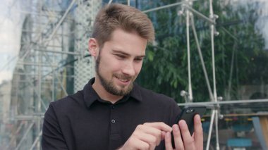 Kasabada bir telefonu kullanarak sakallı