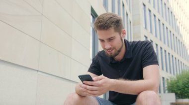 Kasabada bir telefonu kullanarak sakallı