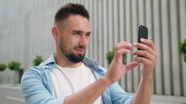 Kasabada bir telefonu kullanarak sakallı