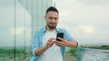 Kasabada bir telefonu kullanarak sakallı