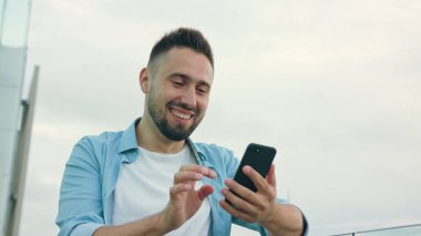 Kasabada bir telefonu kullanarak sakallı