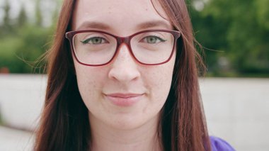 Şehirde mutlu gülümseyen esmer kadın