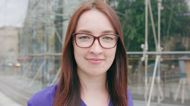 Şehirde mutlu gülümseyen esmer kadın