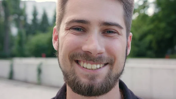 Szczęśliwy uśmiechający się człowieka z brodą, w mieście — Zdjęcie stockowe