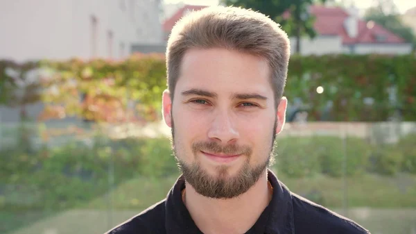 Close-up van een Man met de baard in de stad — Stockfoto