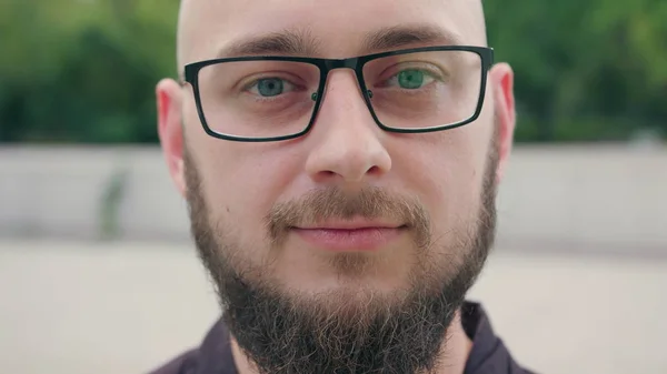 Lähikuva Man with Beard yllään lasit kaupungissa — kuvapankkivalokuva