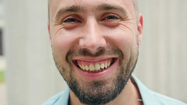 Närbild av mannen med skägg leende — Stockfoto
