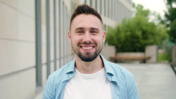 Man met baard glimlachend in de straat van de stad — Stockfoto